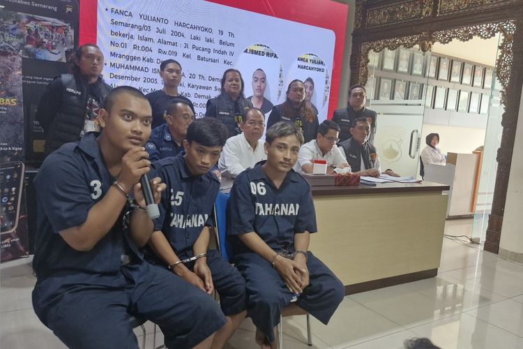 Tersangka curanmor atas nama MIR (21), FYH (20), dan MAS (22) menghadiri jumpa pers di Mapolrestabes Semarang, Senin (15/1/2024).