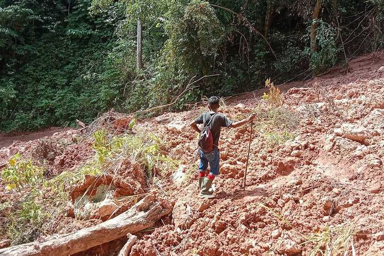 Warga Desa Pelita Hijau yang sempat mendokumentasikan material batuan yang turun dari Gunung Mereki di Kecamatan Bone Pantai Kabupaten Bone Bolango.
