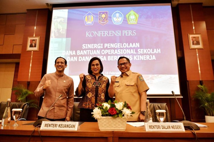 Mendikbud Nadiem Anwar Makarim didampingi Menkeu Sri Mulyani dan Mendagri Tito Karnavian mengumumkan kebijakan baru dana BOS di Kantor Kementerian Keuangan, Jakarta, Senin (10/02/2020).