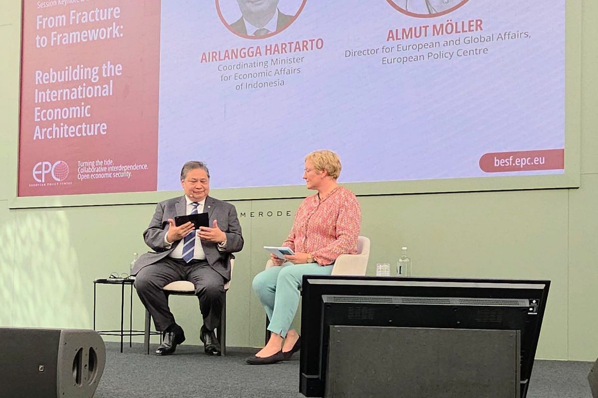 Menteri Koordinator Bidang Perekonomian Airlangga Hartarto bersama Director for Global Affairs, European Policy Center Almut Motter dalam sesi Ministerial Keynote and Conversation pada Brussels Economic Security Forum (BESF) 2026 di Brussel, Belgia, Jumat (05/06).