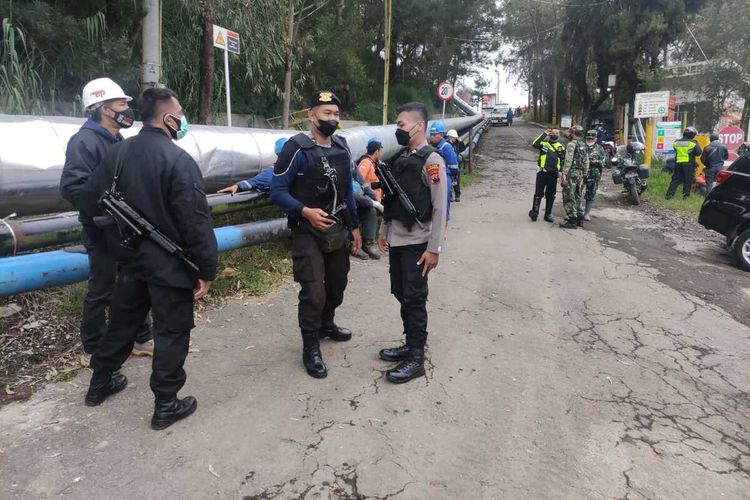 Polisi dan TNI berjaga di area PLTP Dieng, Kabupaten Banjarnegara, Jawa Tengah, Sabtu (12/3/2022).