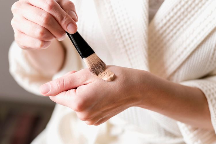 Salah satu tips make up Idul Adha 2025 adalah menyesuaikan warna foundation dengan punggung tangan bagi yang berhijab.