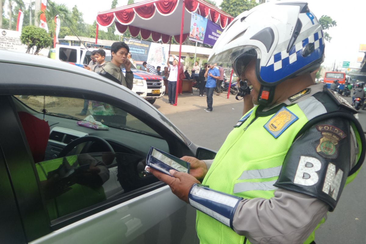 Dinas Pelayanan Pajak Provinsi DKI Jakarta bekerjasama dengan Satlantas Wilayah Jakarta Timur melakukan razia  kendaraan yang belum membayar pajak Surat Tanda Kendaraan Bermotor dan Tanda Nomor Kendaraan Bermotor, Jumat (11/8/2017). 