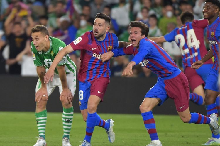 Bek Barcelona Jordi Alba merayakan gol kemenangan ke gawang Real Betis dalam lanjutan Liga Spanyol 2021-2022 di Stadion Benito Villamarin pada Minggu (8/5/2022) dini hari WIB.