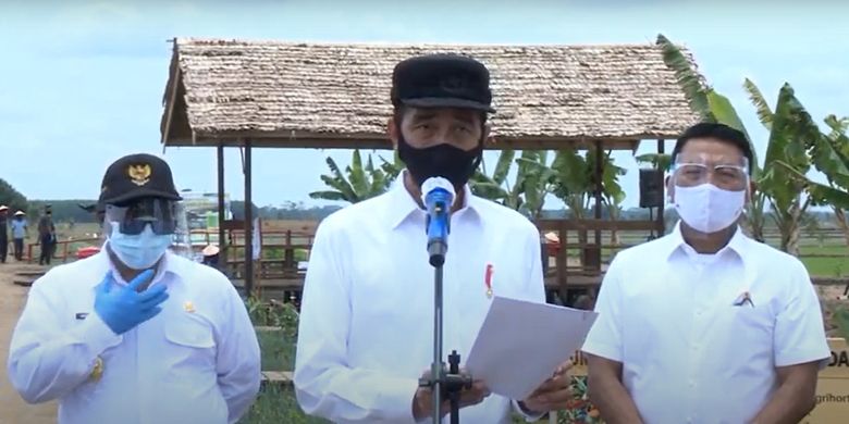 Presiden Joko Widodo didampingi Plt Gubernur Kalteng Habib Ismail (kiri) dan Kepala Kantor Staf Presiden Moeldoko (kanan) saat menyampaikan siaran pers seusai kick off program food estate di Desa Belanti Siam, Kecamatan Pandih Batu, Pulang Pisau, Kalteng, Kamis (8/10/2020).   