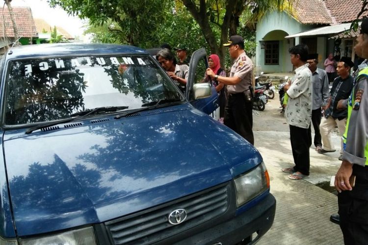 Fikri Alfa, anak balita berumur 2,5 tahun anak dari pasangan Ali Mustaqim dan Heni Purwanti, warga Dusun Kalikayen, Ungaran Timur, Kabupaten Semarang, tewas akibat terlindas mobil yang dikendarai seorang mahasiswa di depan rumah korban, Kamis (8/2/2018) siang.