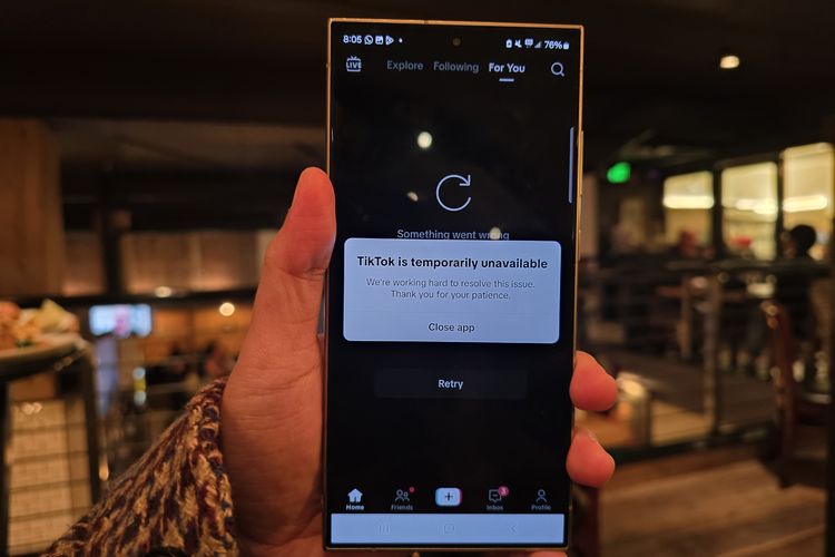 Sedikit berbeda dari sebelumnya, notifikasi yang muncul bertuliskan TikTok is temporarily unavailable. We're working hard to resolve this issue. Thank you for your patience. Kami masih belum bisa melakukan scrolling. Satu-satunya opsi yang tersedia adalah close app alias menutup aplikasi. 