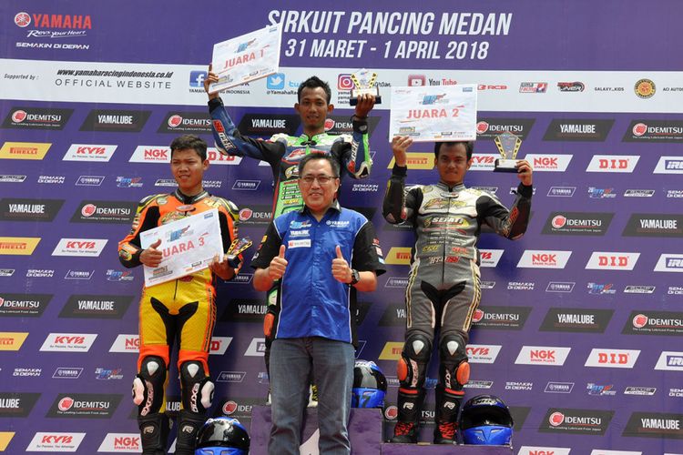Para pebalap komunitas pemenang kelas baru Aerox 155 di Yamaha Cup Race yang digelar di Sirkuit Pancing, Medan, Sumatera Utara, 