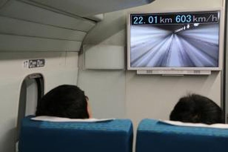 Di layar monitor yang dipasang di salah satu gerbong kereta super cepat Jepang yang diuji coba pada Selasa (21/4/2015), tercatat kecepatan 603 kilometer per jam yang merupakan rekor baru kecepatan kereta api di Jepang. Diharapkan kereta ini akan beroperasi pada 2027 untuk melayani rute Tokyo-Nagoya berjarak 286 kilometer yang nantinya akan ditempuh hanya dalam waktu 40 menit.