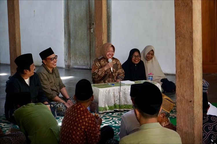 Calon Gubernur Jawa Timur nomor urut 3 Tri Rismaharini berkunjung ke Padepokan Makam Agung Kiai Ageng Muhammad Besari di Tegalsari, Jetis, Ponorogo, Jawa Timur (Jatim), Sabtu (9/11/2024).