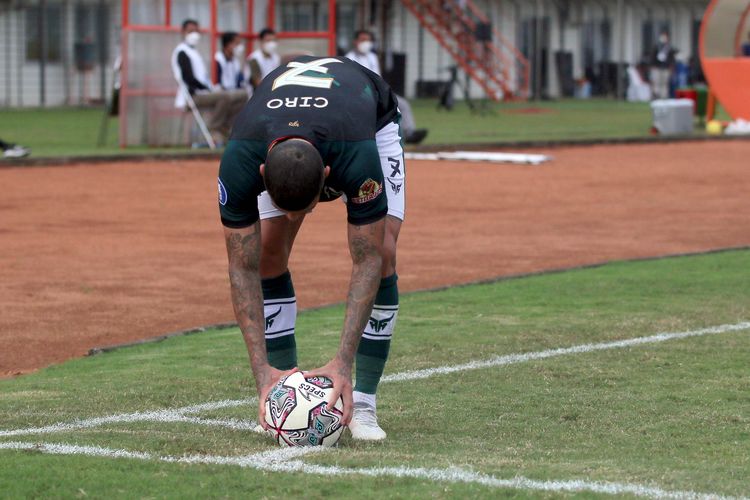 Pemain asing Persikabo 1973 Ciro Alves bersiap melakukan tendangan pojok saat pertandingan pekan 16 Liga 1 2021-2022 melawan Persiraja Banda Aceh yang berakhir dengan skor 5-0 di Stadion Sultan Agung Bantul, Kamis (9/12/2021) sore.