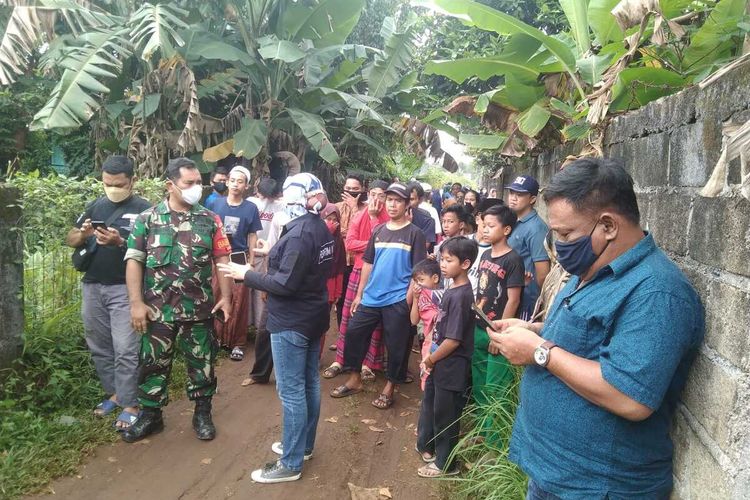 Warga Karadenan, Cibinong, Kabupaten Bogor, Jawa Barat, digegerkan dengan temuan mayat perempuan terbungkus plastik di dalam kardus pada Rabu (9/2/2022).