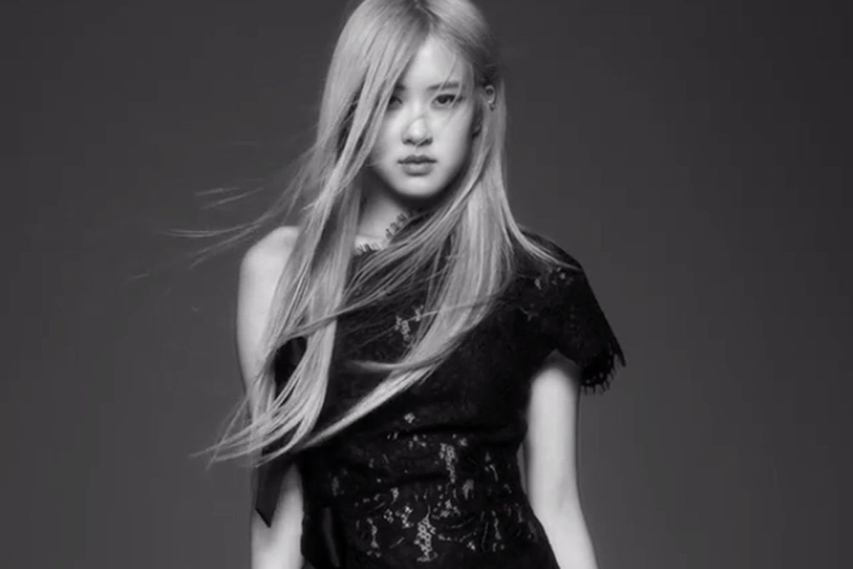 Rosé Blackpink saat menjalani pemotretan sebagai wajah global baru dari Yves Saint Laurent.