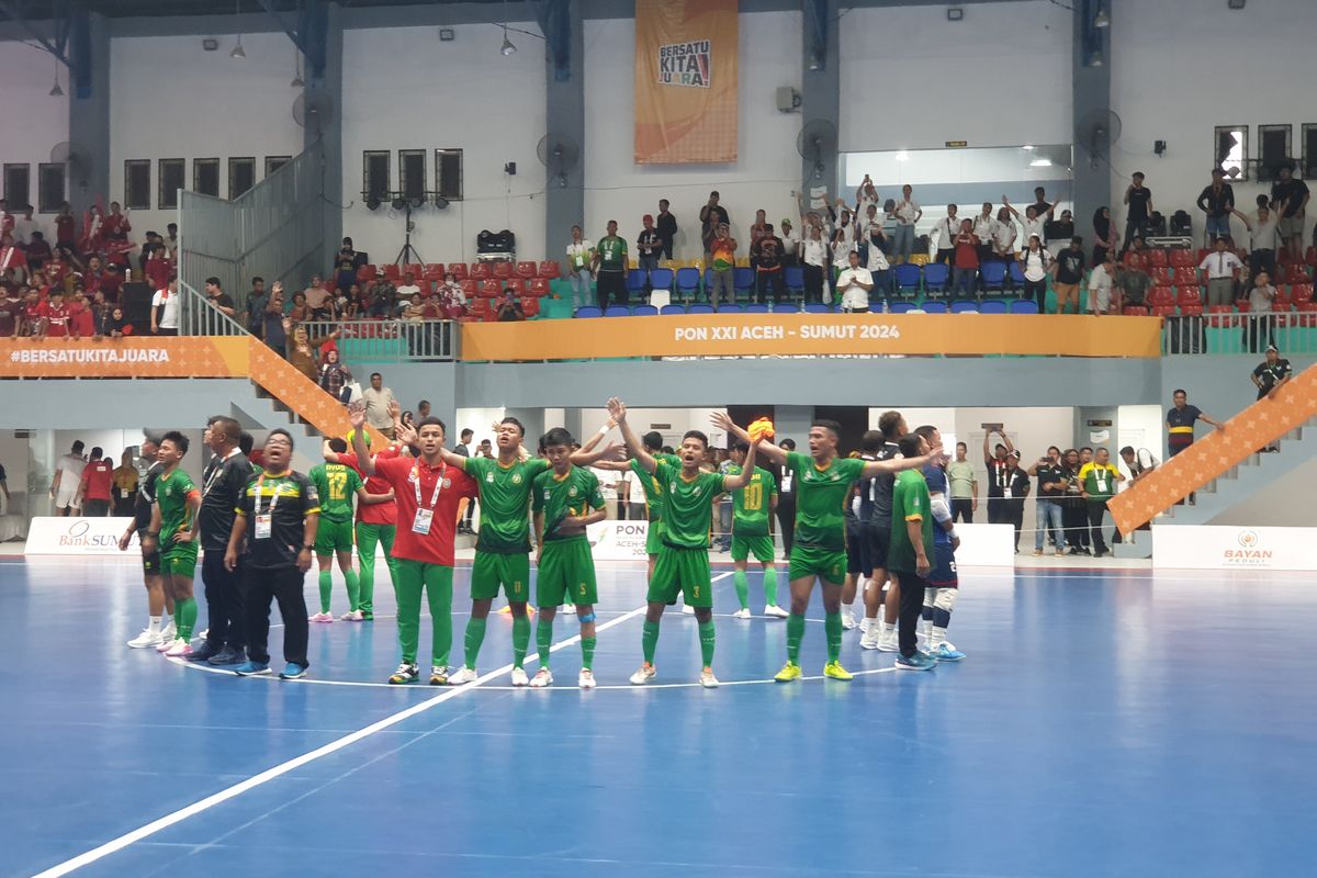 Tim futsal Sumatera Utara sedang merayakan kemenangannya melawan tim DKI Jakarta di GOR Dispora Sumut, Jalan Williem Iskandar, pada Senin (2/9/2024).  