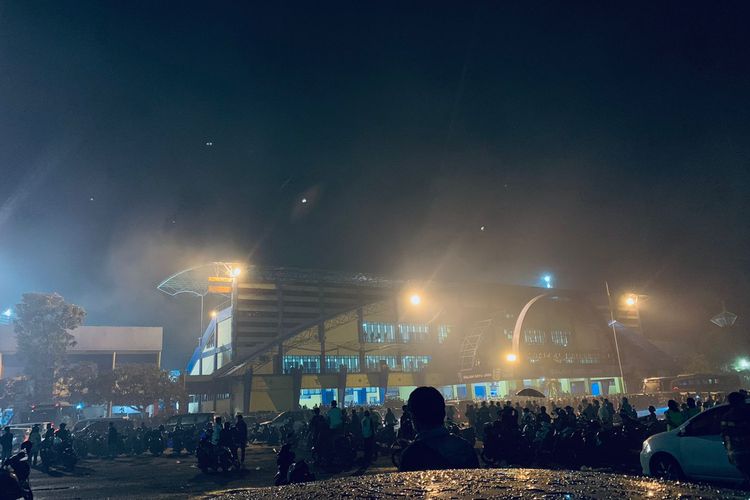 Suasana di area Stadion Kanjuruhan, Kepanjen, Malang, seusai kericuhan penonton yang terjadi seusai laga pekan ke-11 Liga 1 2022-2023 bertajuk derbi Jawa Timur, Arema FC vs Persebaya Surabaya.