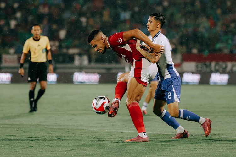 Momen perebutan bola yang melibatkan Boris Kopitovic dan Eliano Reijnders dalam laga pekan ke-11 Super League 2025-2026 antara Bali United vs Persib Bandung di Stadion Kapten I Wayan Dipta, Gianyar, Bali, Sabtu (1/11/2025).