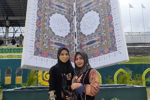 Replika Al Quran Raksasa di MTQ XXXV Aceh 2022 Jadi Obyek Foto Favorit