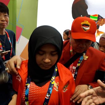 Atlet para judo Indonesia, Miftahul Jannah, saat menghadiri sebuah konferensi pers di GBK Arena, Jakarta, Selasa (9/10/2018). Miftahul adalah atlet yang didiskualifikasi karena menolak melepas jilbabnya di pertandingan.