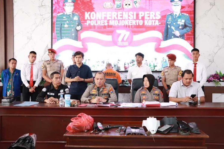 Kapolres Mojokerto Kota AKBP Wiwit Adisatria, menyampaikan keterangan hasil pengungkapan dan pemeriksaan terkait kasus pembunuhan AE (15), siswi salah satu SMPN di Kabupaten Mojokerto, Jawa Timur, Rabu (14/6/2023).
