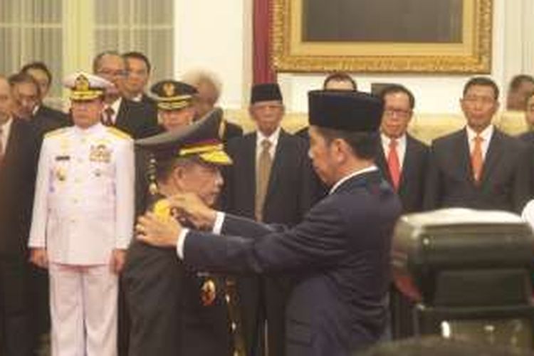 Presiden Joko Widodo menyematkan pangkat Jenderal di pundak Tito Karnavian setelah pelantikan sebagai Kapolri di Istana Negara Rabu 13 Juli 2016.