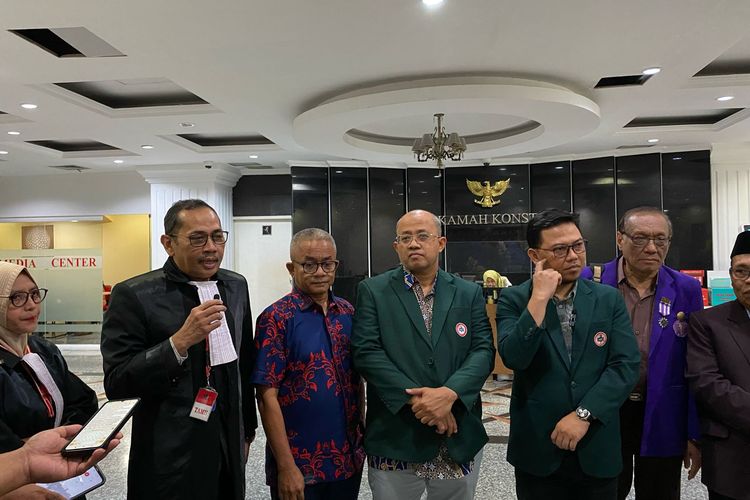 Lima organisasi profesi termasuk PB IDI usai hasil putusan MK soal uji materiil UU Kesehatan diperdengarkan di Gedung MK, Jakarta Pusat, Kamis (29/2/2024). 