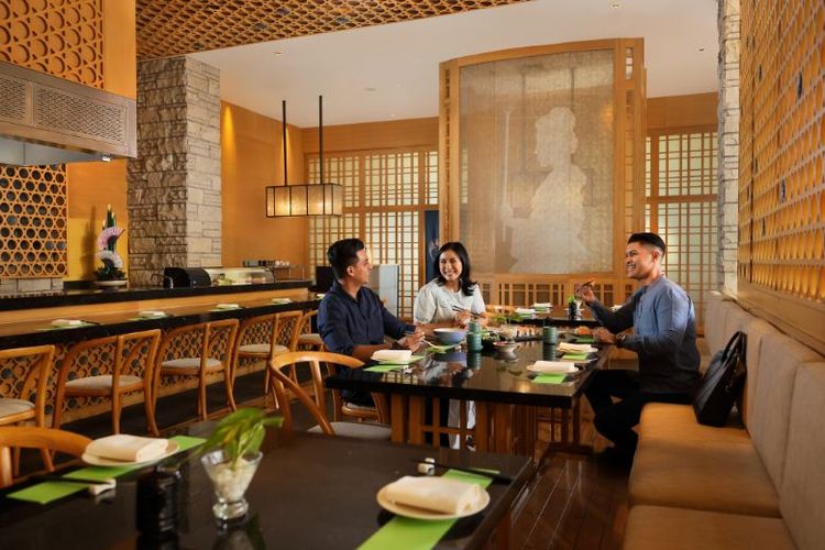 Pengunjung tamu di Resinda Hotel Karawang, managed by Padma Hotels sedang mencicipi makanan di Inaho Japanese Restaurant. 