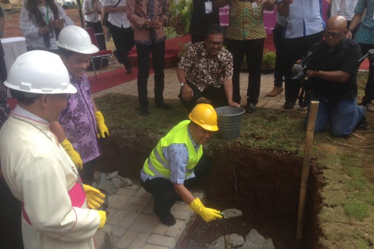 Menteri Riset Teknologi dan Pendidikan Tinggi M Nasir meletakkan batu pertama pembangunan gedung kuliah kampus Universitas Katolik Soegijapranata Semarang, Rabu (2/1/2018). Gedung kuliah direncanakan untuk sarana pendidikan Fakultas Kesehatan.