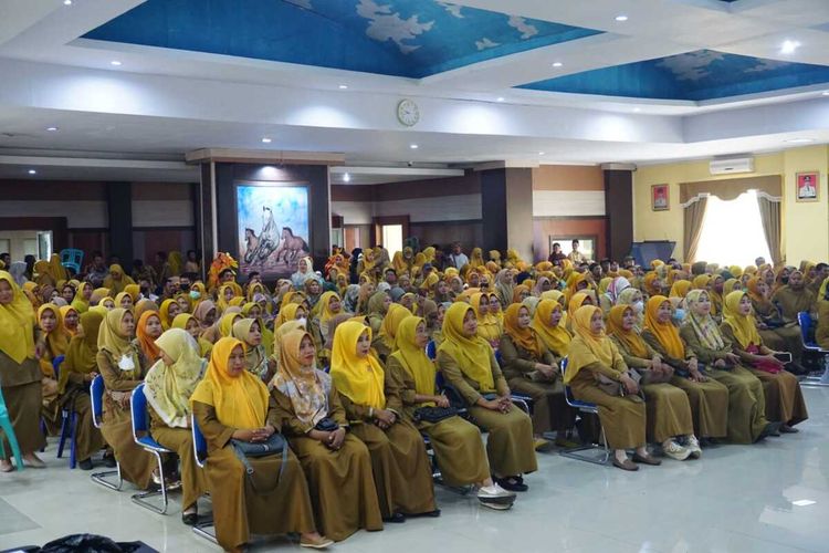 Ribuan guru honorer tengah menggelar audiens dan silaturrahmi dengan Pj Bupati Jeneponto, Sulawesi Selatan. Senin, (29/1/2024).