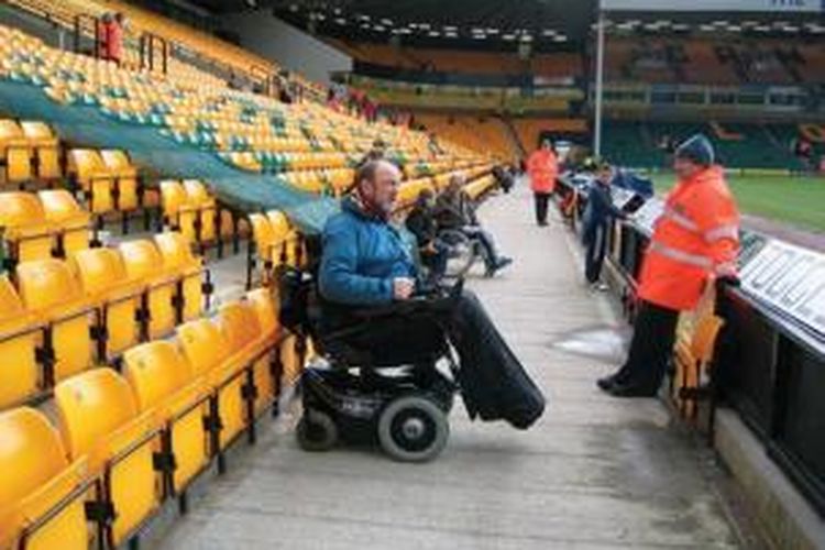 Suporter penyandang cacat di Norwich Stadium.