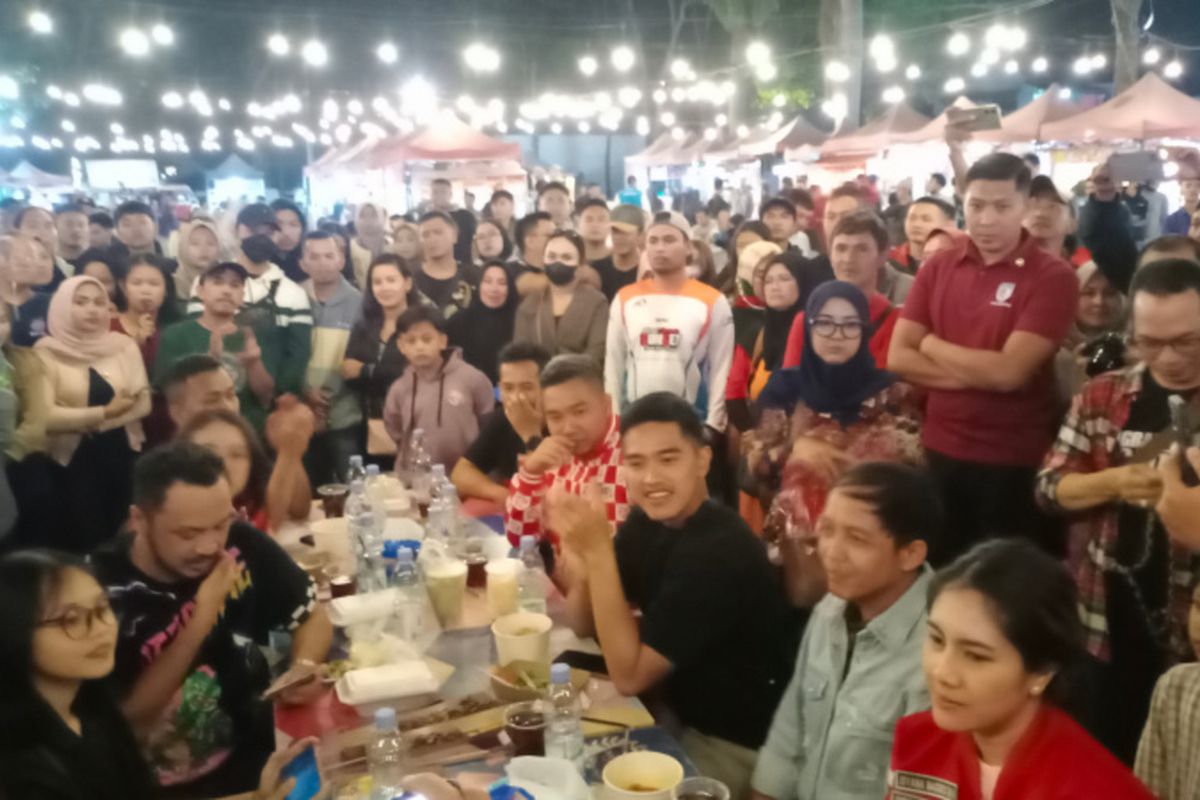 Ketua Umum PSO Kaesang Pangarep didampingi Sekjen PSO Raja Juli Antoni saat mengunjungi sentra Kuliner SOR Kerkhof Garut untuk bertemu kaum muda Garut, Minggu (8/10/2023)