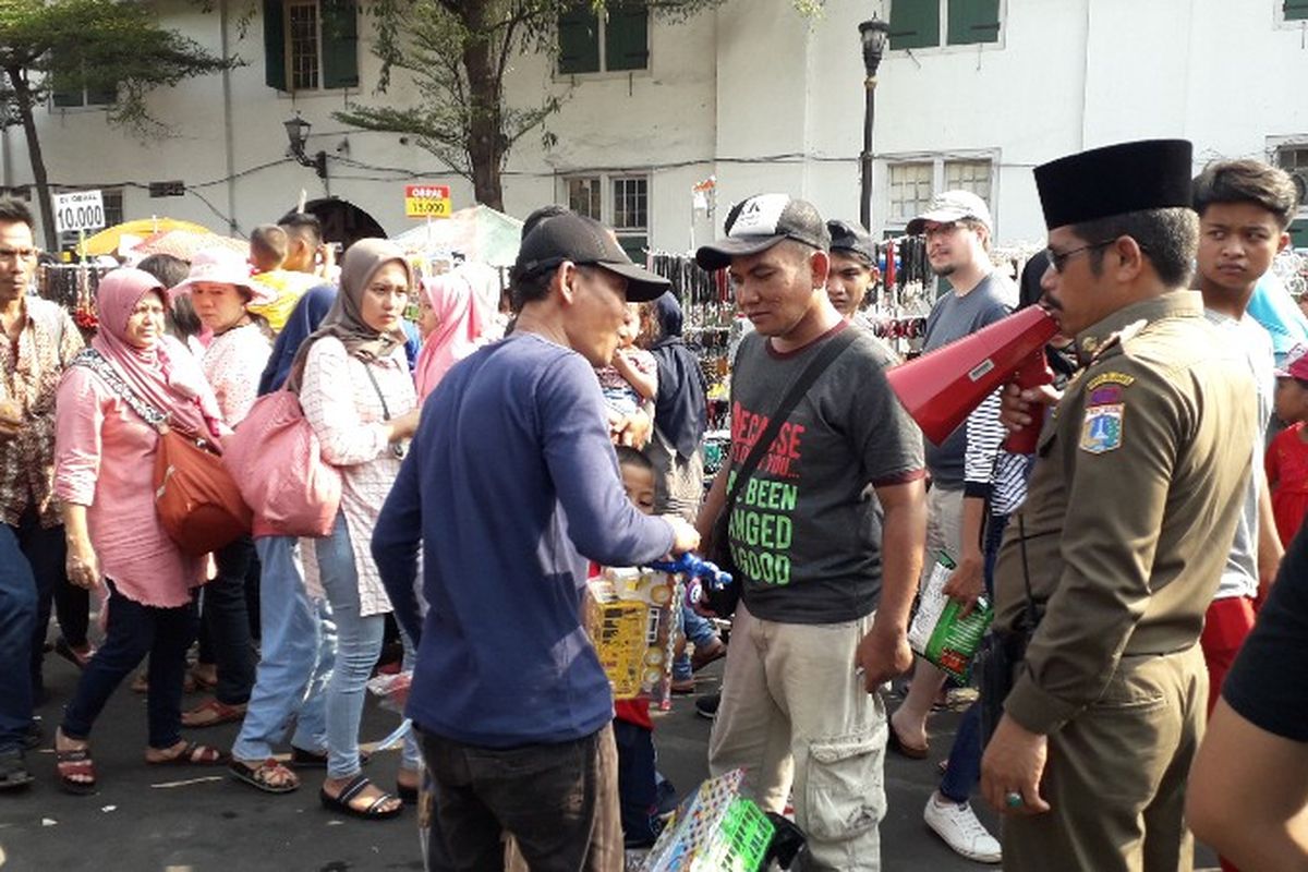 Pedagang Kaki Lima di Jalan Lada ditertibkan oleh Satpol PP karena telah memakan ruas jalan pada Sabtu (16/6/2018). 