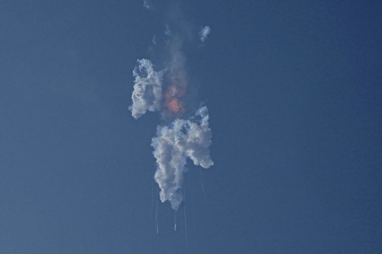 Pemandangan roket SpaceX meledak beberapa menit setelah diluncurkan dari Starbase di Boca Chica, Texas, Amerika Serikat, Kamis (20/4/2023).