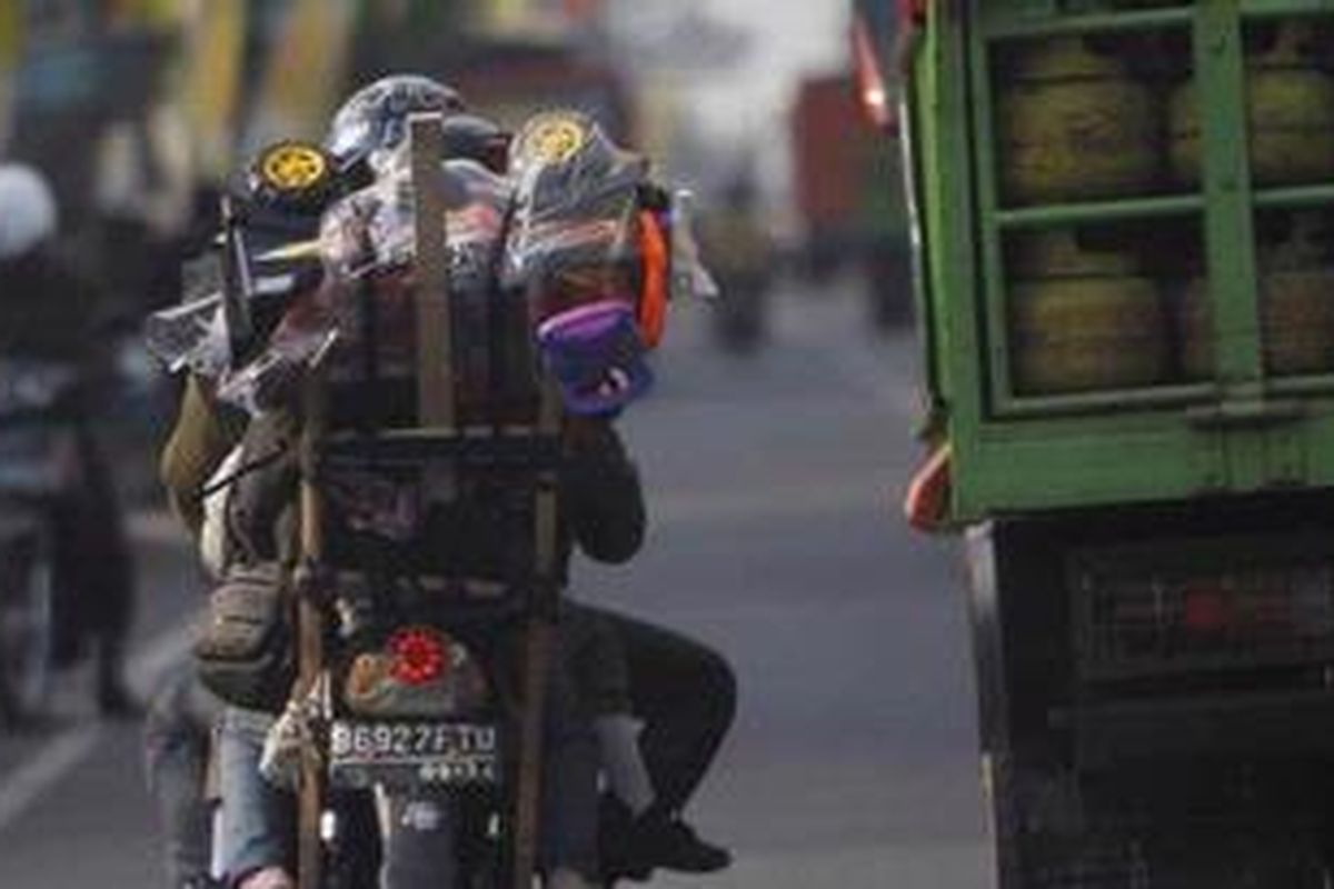 Pemudik sepeda motor membawa dua anak dan seorang pembonceng melintas di Kota Tegal, Jawa Tengah, Minggu (21/8/2011). Menurut Dinas Perhubungan Provinsi DKI Jakarta, pemudik dari Jakarta yang menggunakan angkutan roda dua tahun ini diperkirakan naik 13,9 persen menjadi 1.199.867 orang.