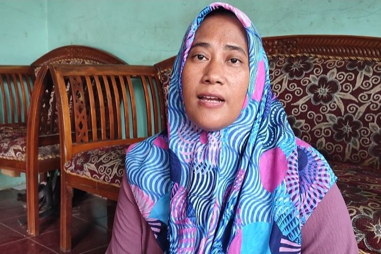 Nani Triana, memberikan keterangan kejadian perundungan yang menimpa keponakannya, saat ditemui Kompas.com di Kecamatan Sumber Kabupaten Cirebon, Kamis (7/3/2024) petang.