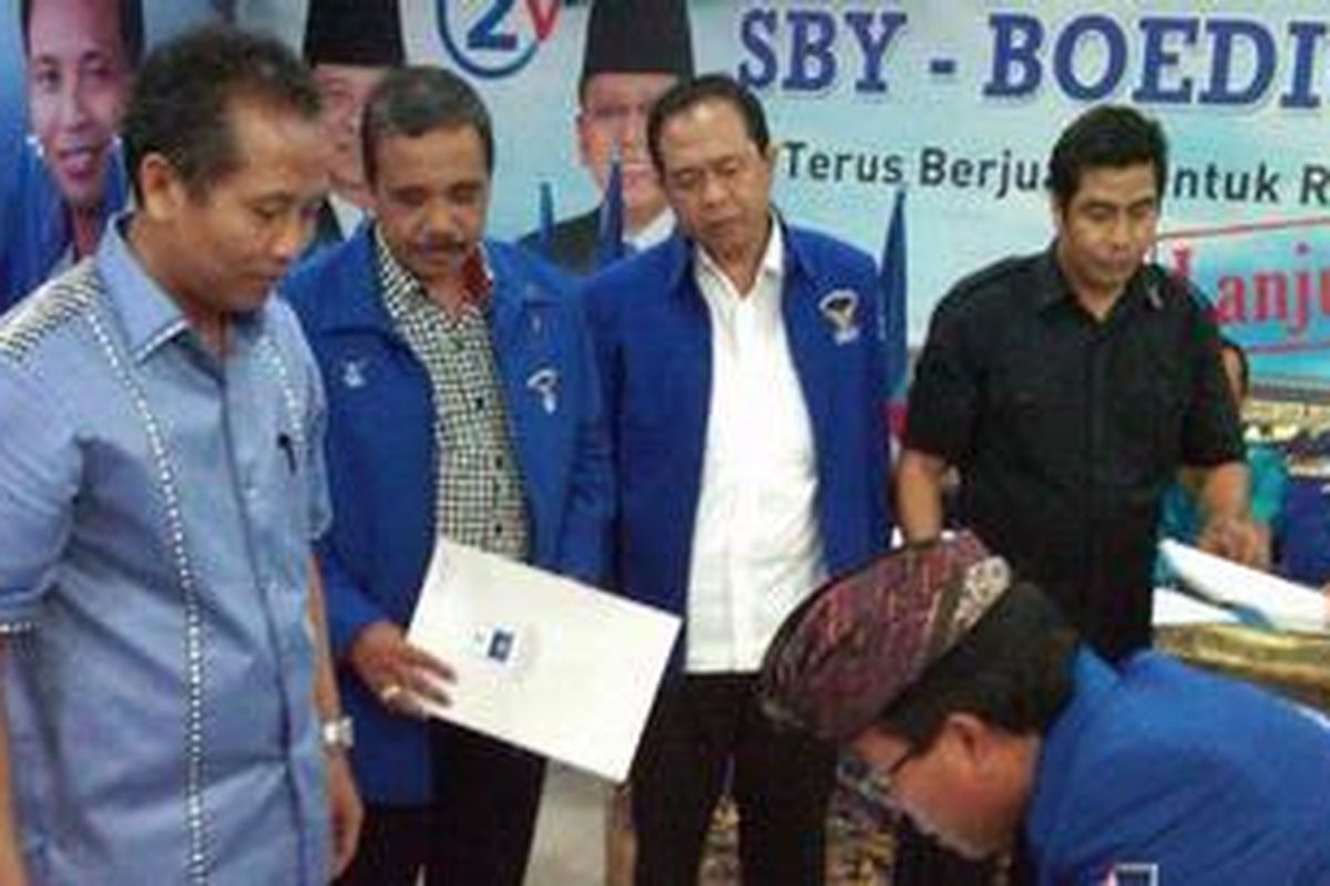 9 Ketau DPC Demokrat Bali Menandatangani Pakta Integritas di Kantor DPD Demokrat Bali, Rabu (13/02/2013).