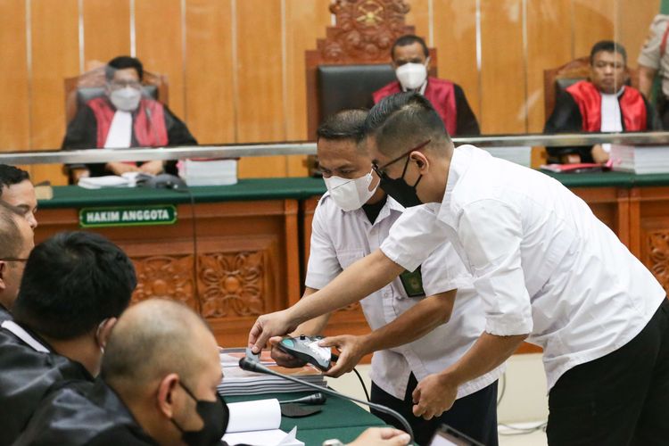 Terdakwa mantan Kapolres Bukittinggi, AKBP Dody Prawiranegara menjalani sidang tuntutan di Pengadilan Negeri Jakarta Barat, Senin (27/3/2023). Jaksa penuntut umum (JPU) menuntut hukuman 20 tahun penjara dan denda sebesar Rp 2 miliar terhadap Dody Prawiranegara atas kasus peredaran narkotika jenis sabu.