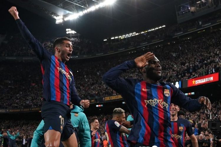 Franck Kessie (kanan) menjadi penentu kemenangan 2-1 Barcelona atas Real Madrid lewat gol pada masa injury time di Stadion Camp Nou, Senin (20/3/2023) dini hari WIB.