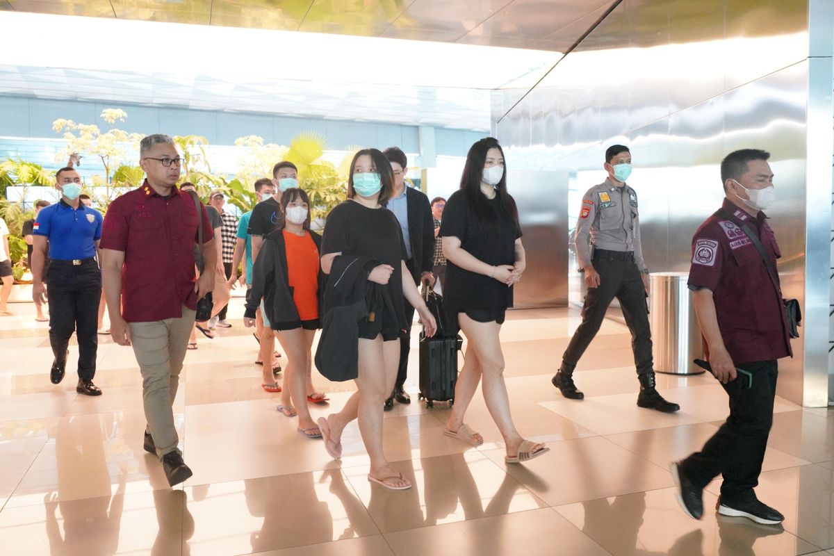 Petugas imigrasi mengawal ketat proses pendeportasian 13 WNA asal Taiwan pelaku kejahatan berat di negara asalnya melalui Bandara Internasional Soekarno-Hatta, Tanggerang, Jakarta, pada Kamis (4/7/2024). /Dok.Dirjen Imigrasi 