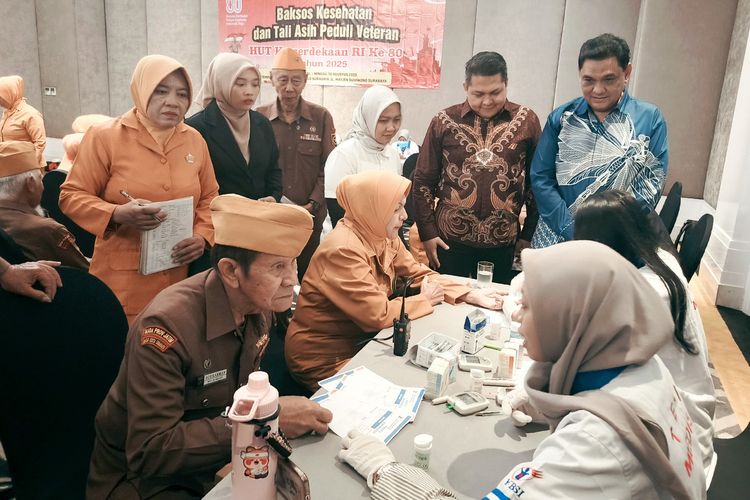Menjelang peringatan Hari Kemerdekaan RI ke-80 tahun Yayasan Bangun Sehat Indonesiaku (YBSI) menggelar Baksos Kesehatan dan Tali Asih, Peduli Veteran HUT Kemerdekaan yang berlangsung di salah satu ruang pertemuan Hotel Ciputra Surabaya, Minggu (10/8/2025) siang.