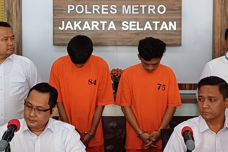 Dua perampok yang menyatroni Indomaret wilayah Cilandak dengan inisial KA (28) dan PR (27) saat ditunjukkan di Polres Metro Jakarta Selatan, Senin (20/11/2023). 