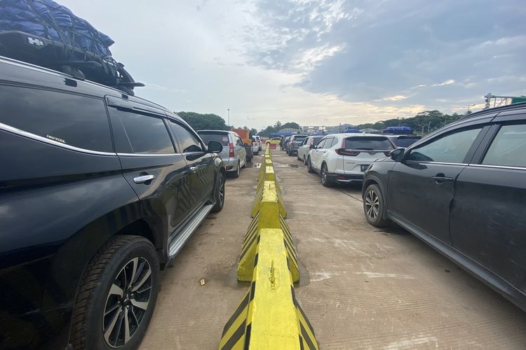 Antrean kendaraan yang hendak masuk ke kapal eksekutif di Pelabuhan Bakauheni, Jumat (5/4/2024) sore. Pemudik rela menunggu hingga dua jam sampai masuk kapal demi mempersingkat perjalanan di Selat Sunda.