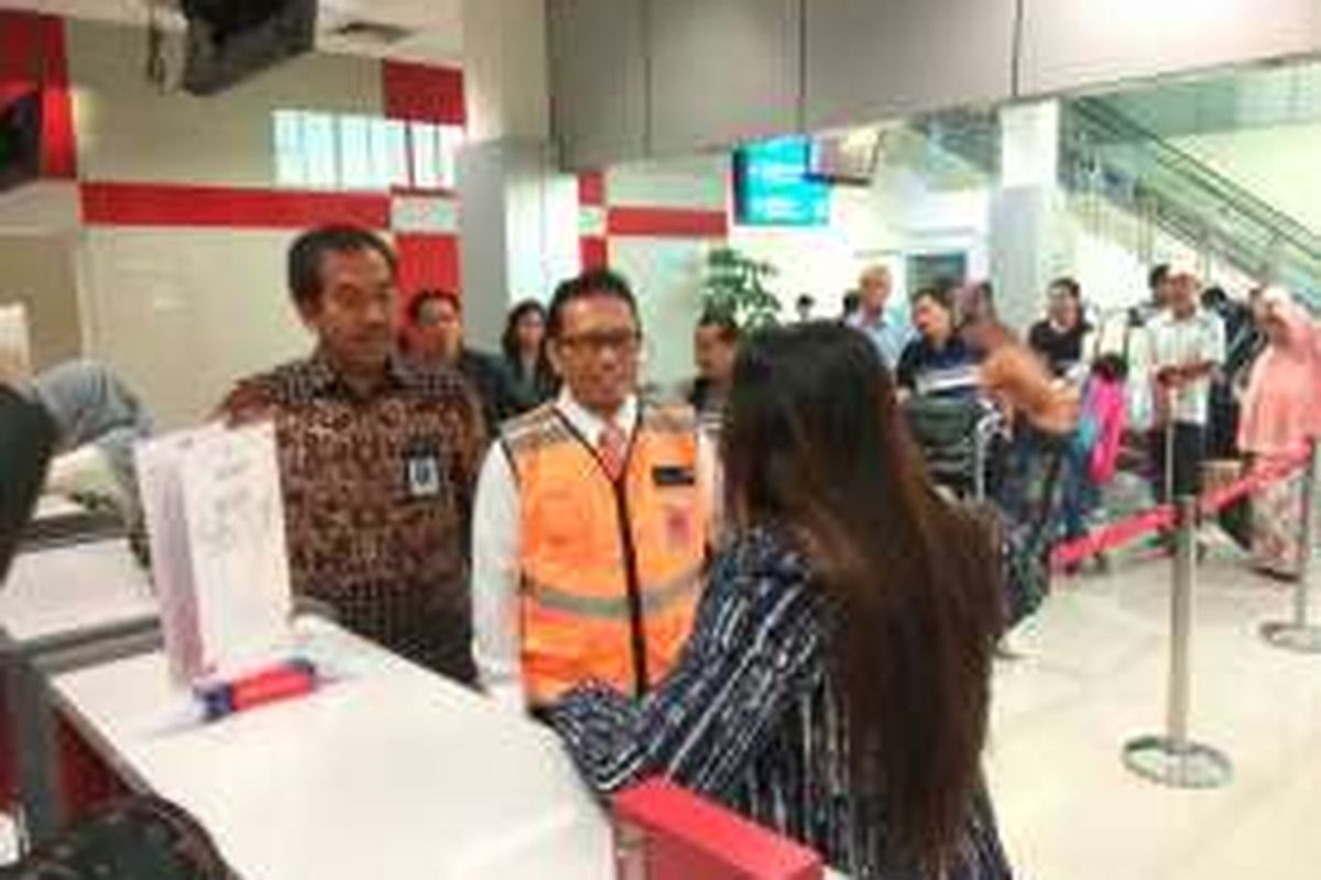 Direktur Utama PT Angkasa Pura II (Persero) Muhammad Awaluddin didampingi General Manager Bandara Depati Amir Eko Prihadi saat meninjau kesiapan soft launching bandara baru Depati Amir, Pangkal Pinang, Bangka Belitung, Rabu (11/1/2017)
