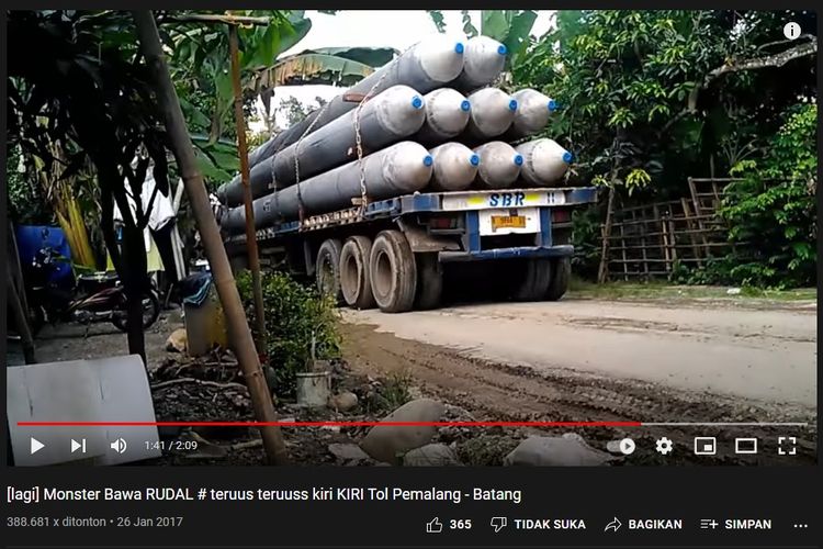 Cuplikan video yang diunggah di YouTube oleh kanal seputar PROYEK. Gambar truk dalam video itu dicomot dan digunakan untuk membangun narasi palsu. Barang yang diangkut truk itu diklaim sebagai rudal balistik buatan Indonesia. 