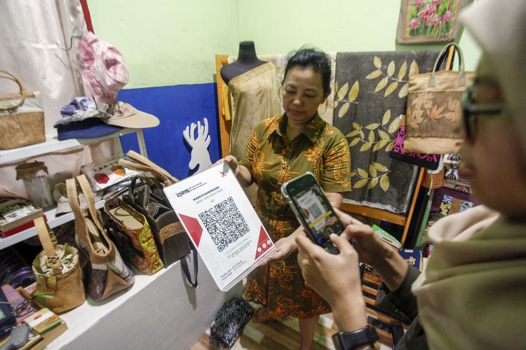Pembeli menggunakan QRIS untuk membeli kerajinan  tas dari bahan baku kulit kayu pohon terap (Artocarpus odoratissimus) di Tarakan, Kalimantan Utara. 