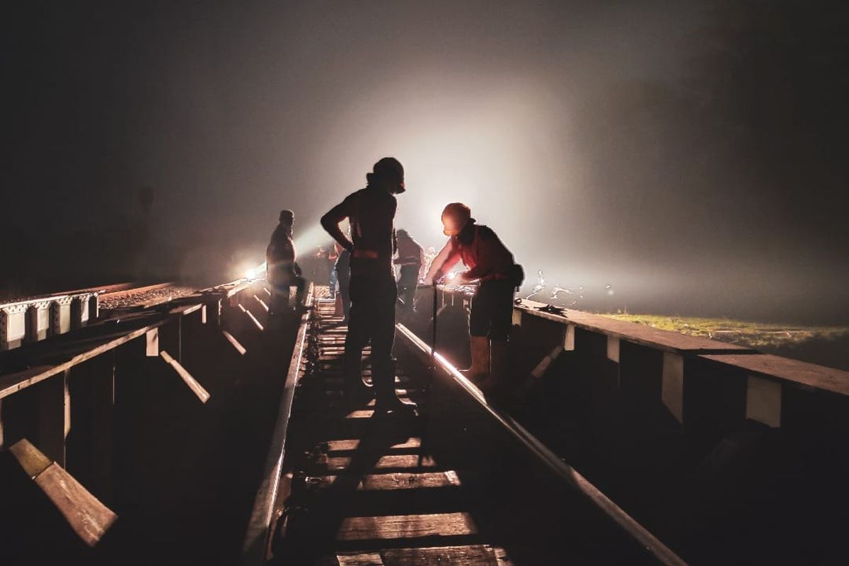 Petugas memperbaiki jalur kereta api yang rawan banjir, longsor dan amblas.