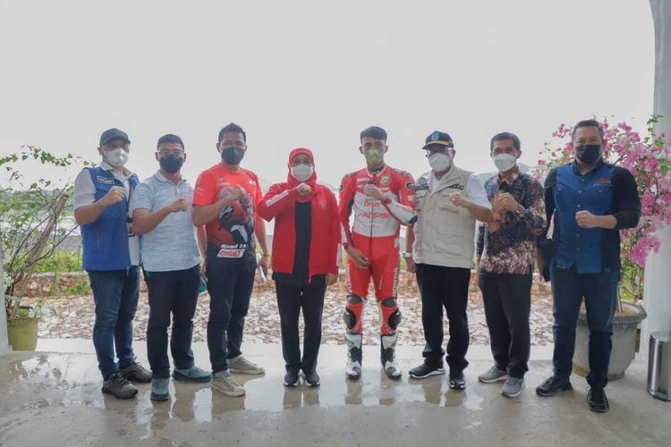Gubernur Jawa Timur, Khofifah Indar Parawansa ke Sirkuit Mandalika untuk memberikan dukungan langsung kepada pembalap muda asal Jawa Timur, Mario Suryo Aji, Rabu (19/1/2022).