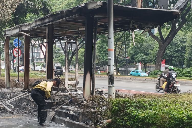 Pasukan Kuning membersihkan Halte FX Sudirman