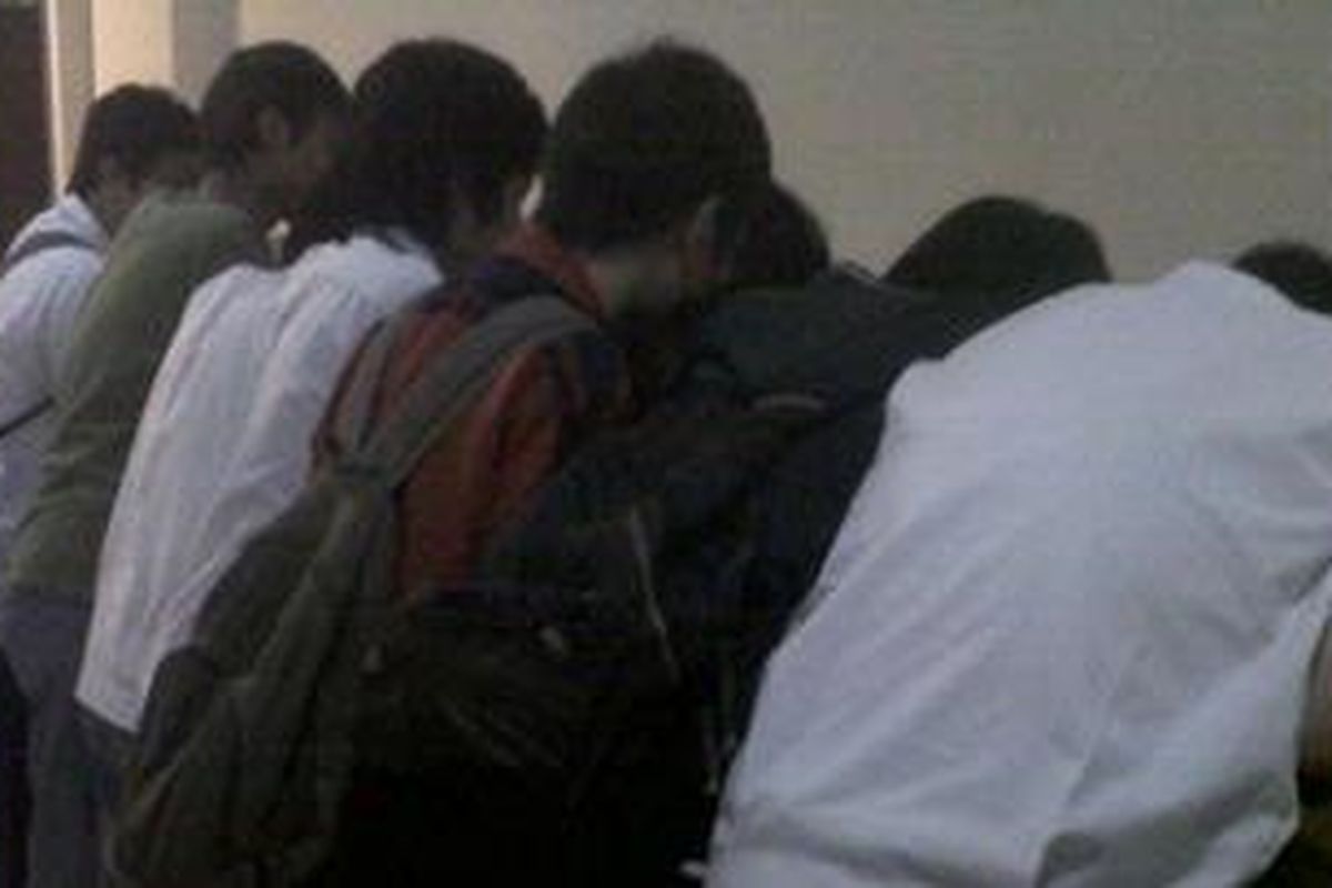 Siswa-siswa Kelas 1 SMA Don Bosco Pondok Indah saat mendatangi Mapolres Metro Jakarta Selatan, Selasa (31/7/2012) sore.