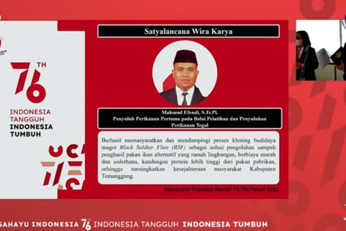 Penyuluh Perikanan Pertama pada Balai Pelatihan dan Penyuluhan Perikanan (BPPP) Tegal Badan Riset dan Sumber Daya Manusia Kelautan dan Perikanan (BRSDM) Mahmud Efendi menerima tanda kehormatan Satyalancana Wira Karya dari Presiden Republik Indonesia (RI) Joko Widodo (Jokowi).