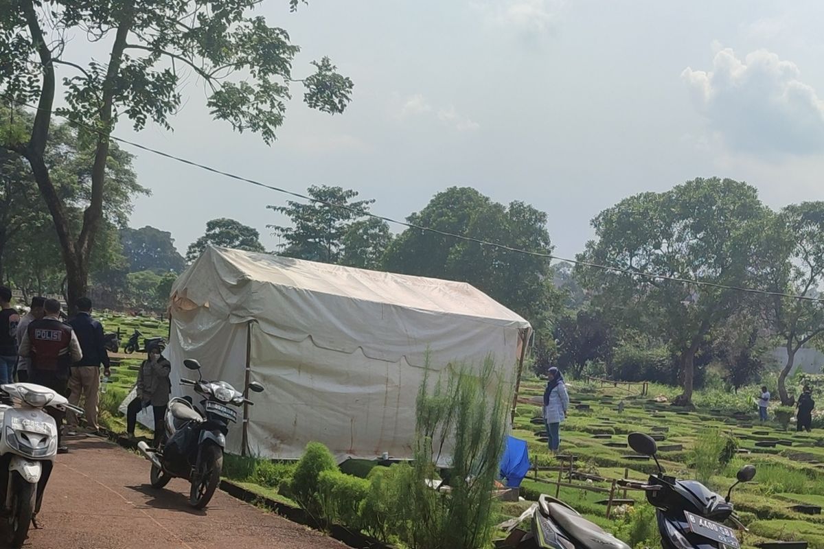 Polisi membongkar salah satu makam yang berada di Tempat Pemakaman Umum (TPU) Kampung Kandang, Jagakarsa, Jakarta Selatan, Kamis (5/1/2023) siang.